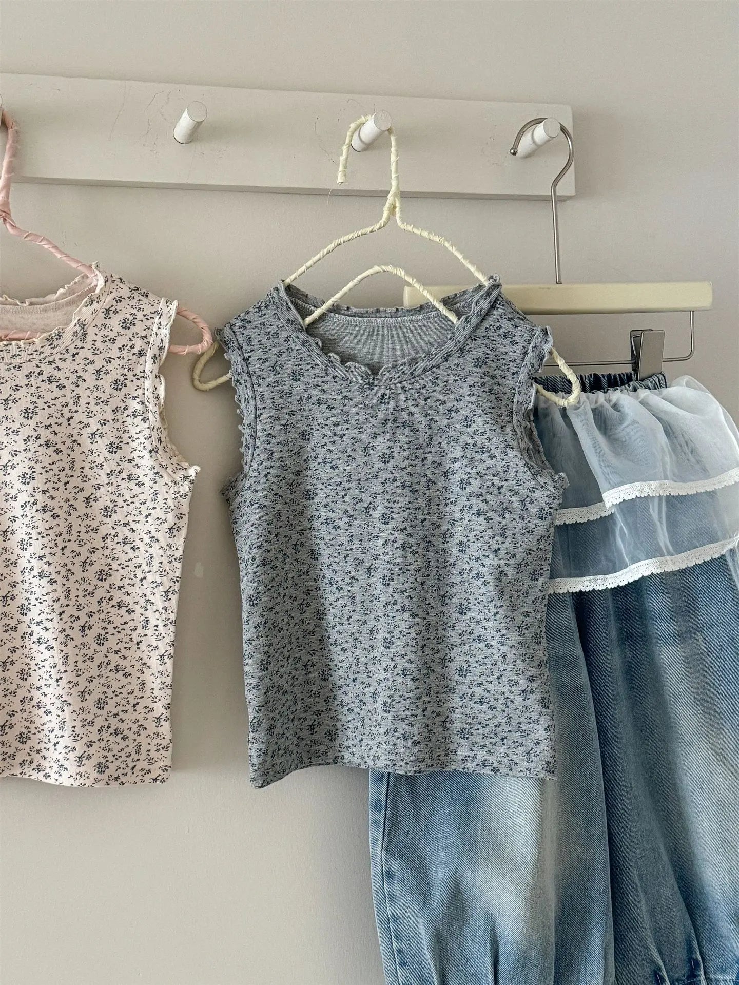 タンクトップ・キャミソール・ノースリーブトップス Gray / 2T (90) キッズトップス フラワープリントフリル縁取りノースリーブタンクトップ【mh0008943】