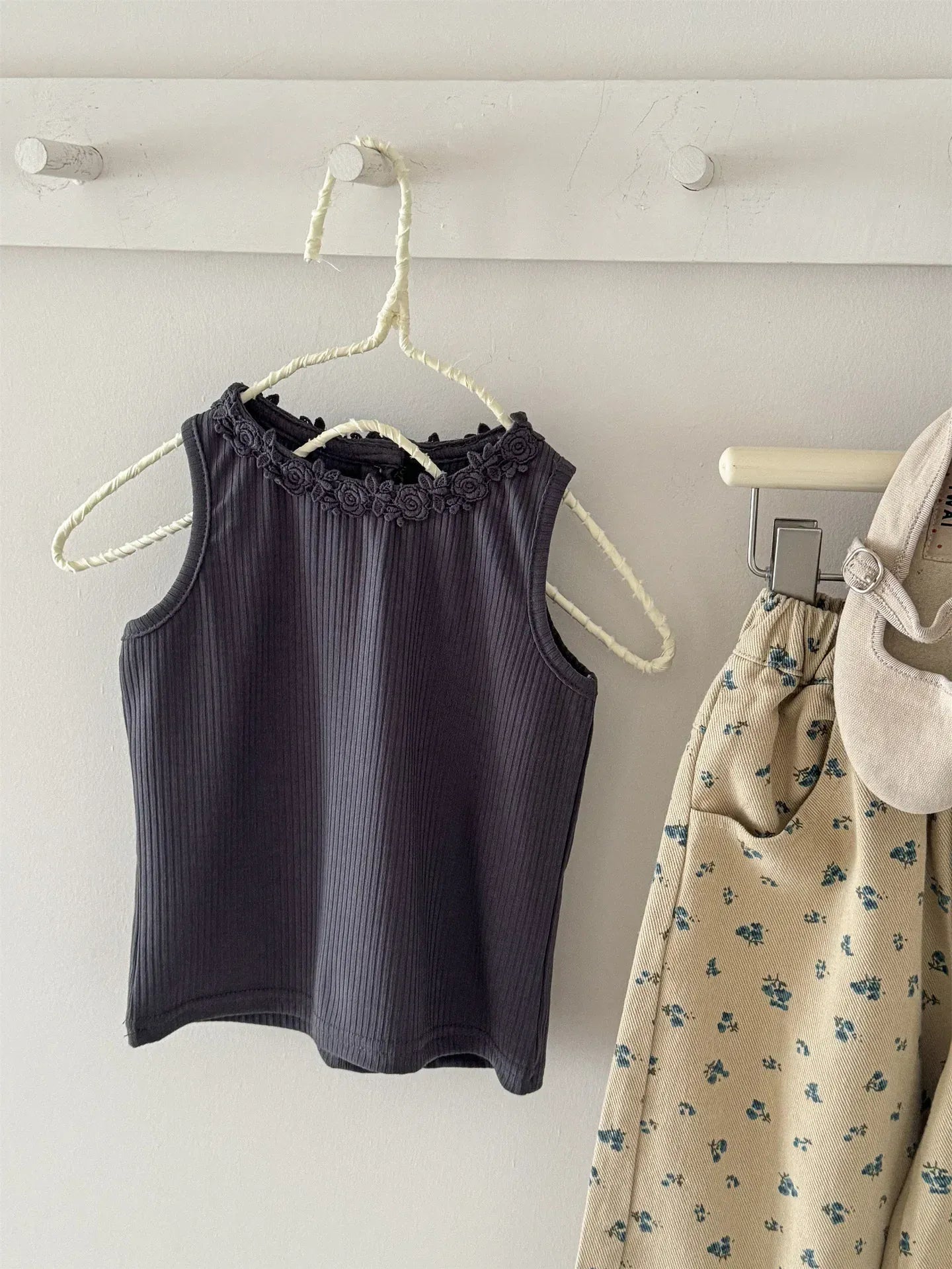 タンクトップ・キャミソール・ノースリーブトップス キッズトップス レースフラワーフリルノースリーブタンクトップ【mh0008935】