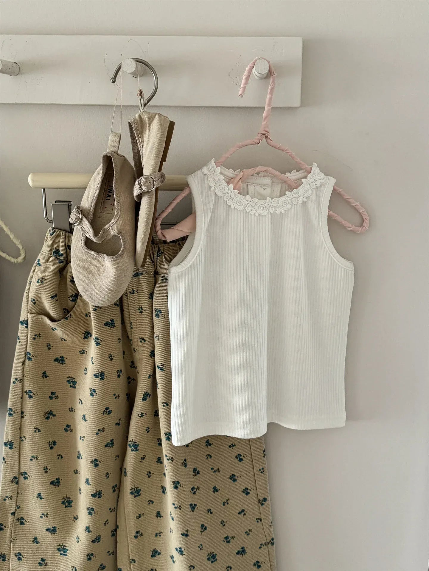 タンクトップ・キャミソール・ノースリーブトップス キッズトップス レースフラワーフリルノースリーブタンクトップ【mh0008935】