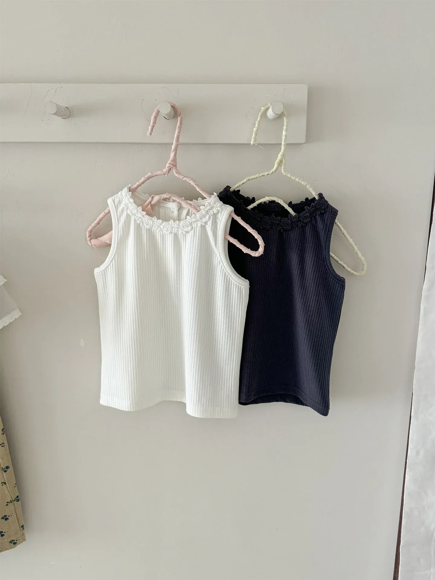 タンクトップ・キャミソール・ノースリーブトップス キッズトップス レースフラワーフリルノースリーブタンクトップ【mh0008935】