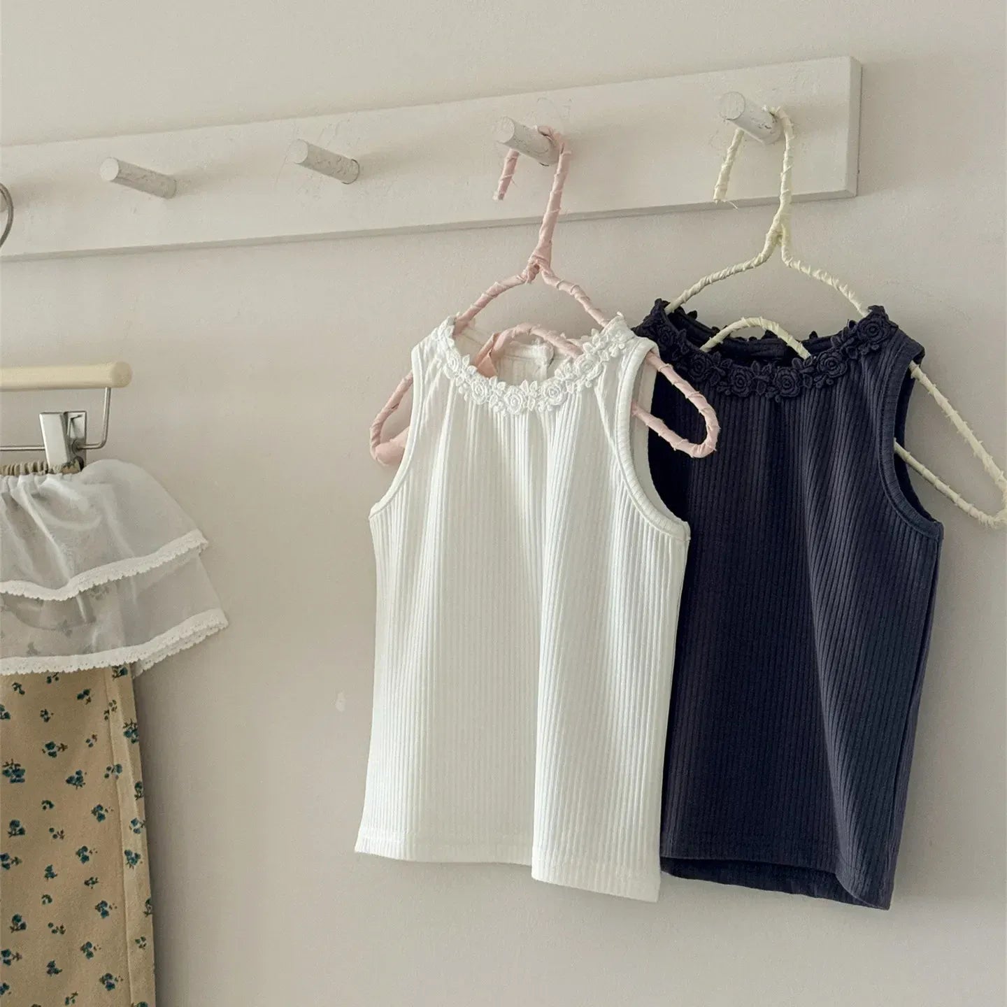 タンクトップ・キャミソール・ノースリーブトップス キッズトップス レースフラワーフリルノースリーブタンクトップ【mh0008935】