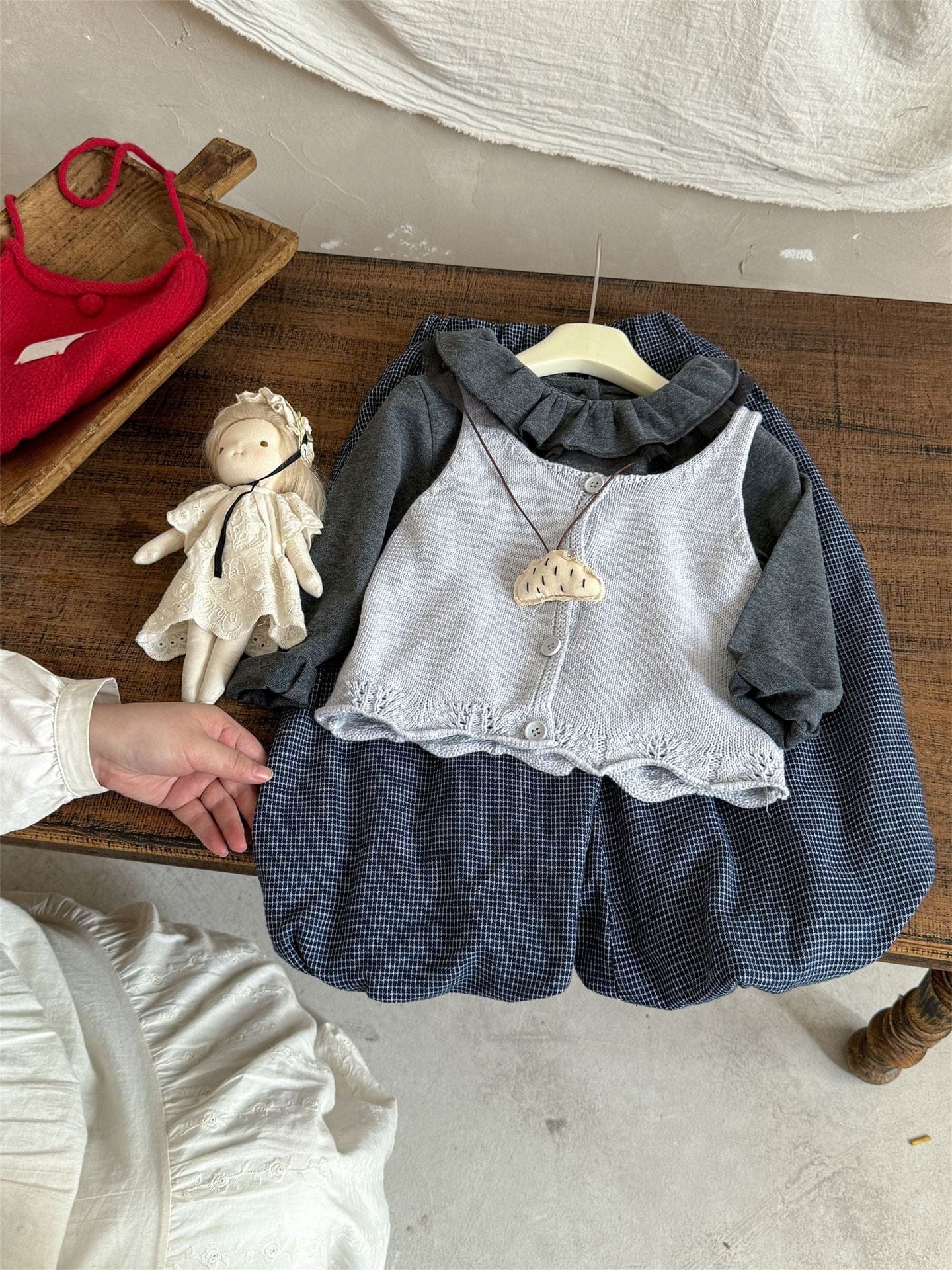 長袖セットアップ ニット前あきベスト/ラッフル襟長袖Tシャツ/ピンドットバルーンルーズロングパンツ【mh0010537】