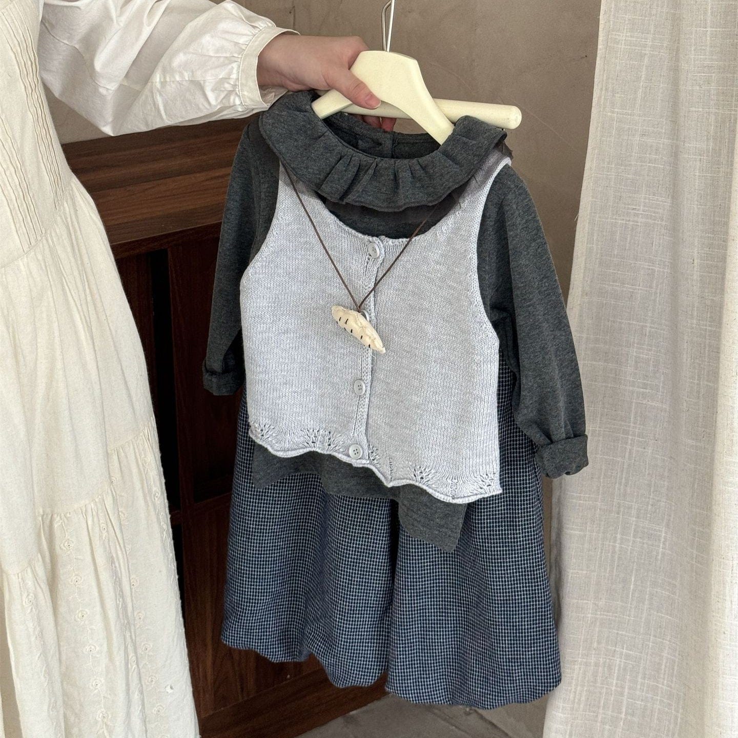 長袖セットアップ ニット前あきベスト/ラッフル襟長袖Tシャツ/ピンドットバルーンルーズロングパンツ【mh0010537】