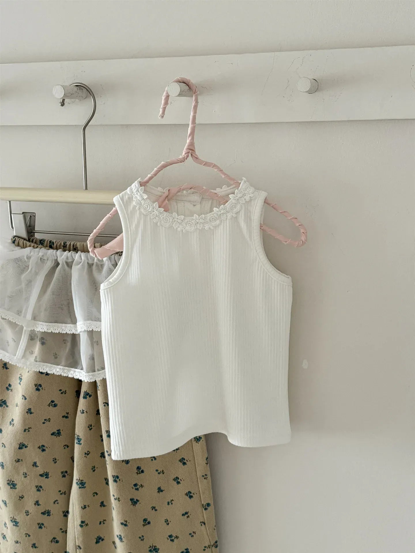 タンクトップ・キャミソール・ノースリーブトップス White / 2T (90) キッズトップス レースフラワーフリルノースリーブタンクトップ【mh0008935】