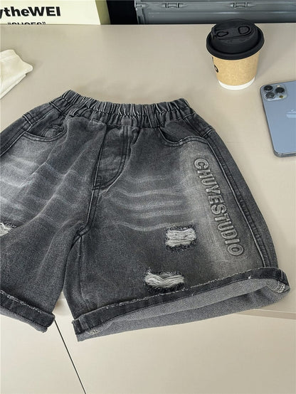 デニムハーフパンツ ダークグレー、ダメージ加工と前ポケット風、縦ロゴ
