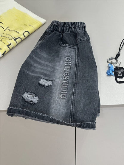 デニムハーフパンツ ダークグレー、Aライン風シルエット、ダメージと縦ロゴ