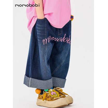 デニムパンツ：フロント側ロゴ刺繍、Aライン風ワイド、濃いデニム