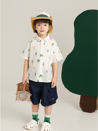 リーフ柄白半袖シャツと濃紺デニムハーフパンツセット