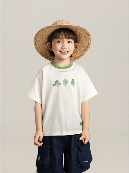 リーフ柄半袖Tシャツとデニムハーフパンツの正面着用イメージ