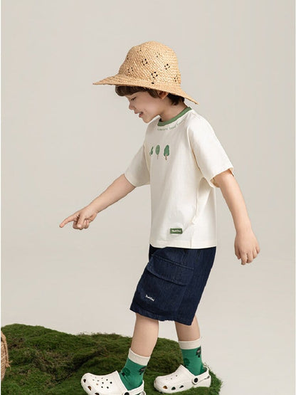 リーフ柄Tシャツとデニムハーフパンツの斜め後ろ着用イメージ
