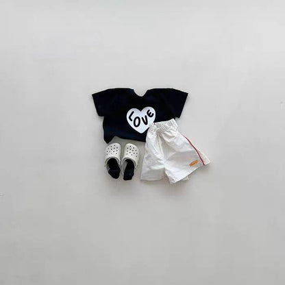 ブラックのハート「Love」ロゴ付き半袖Tシャツ