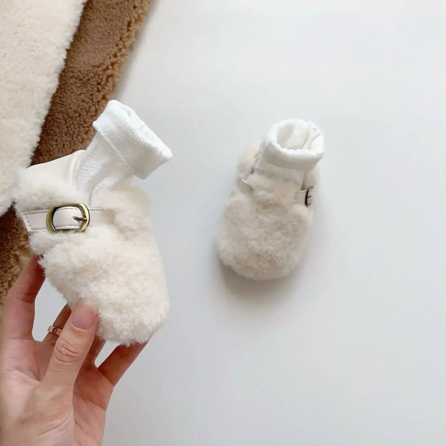 ベビー用靴 ベビーシューズ もこもこファーストラップフラットシューズ ファーストシューズ室内ばき 靴 3カラー【mh0007442】