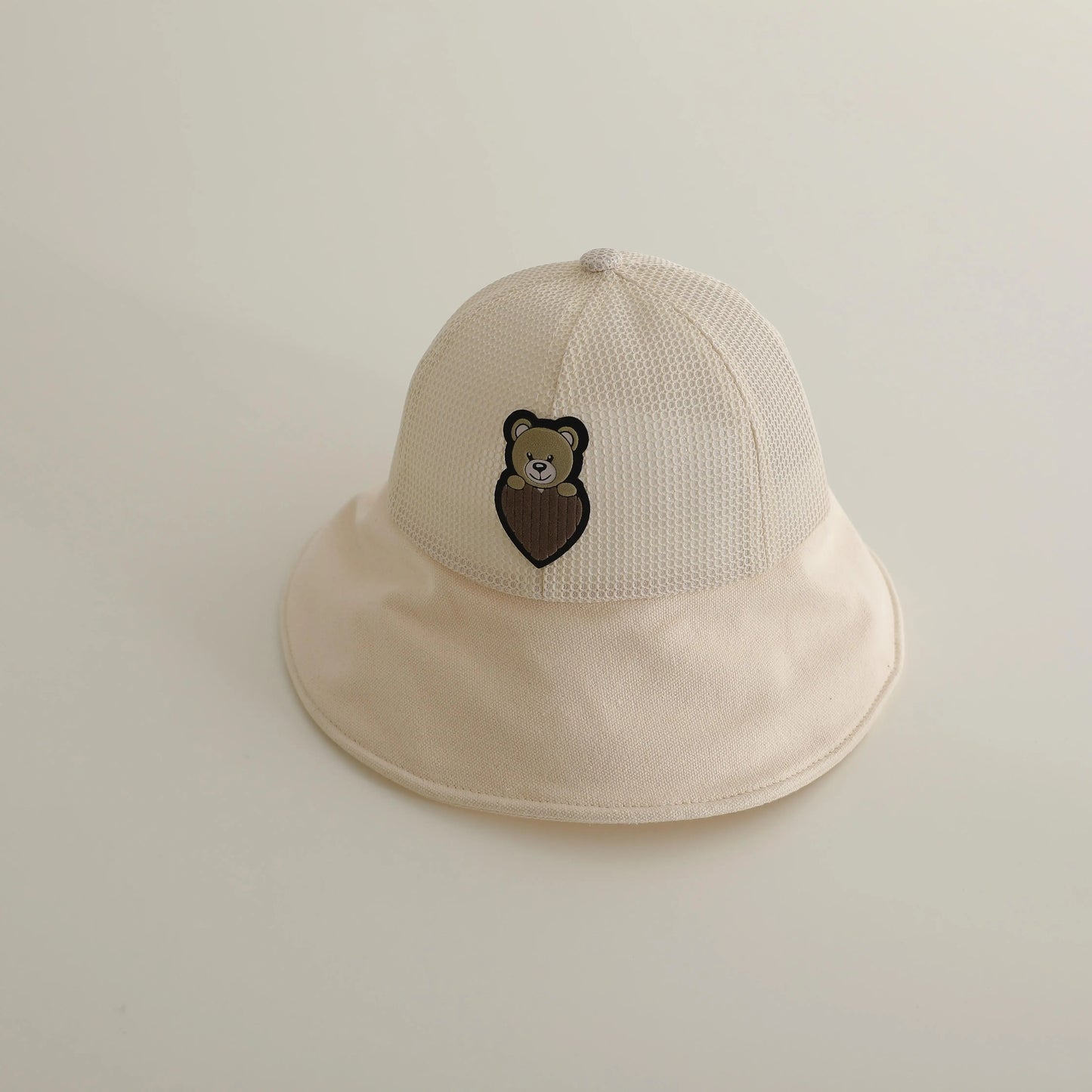 ベビー用帽子 beige / 48-52cm キッズ帽子 メッシュ バケットハット ハート ベアくまワッペン サマーハット