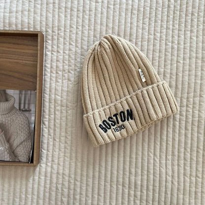 キッズ用ニット帽（ベージュ）「BOSTON 1630」レターロゴ刺繍、リブ編み