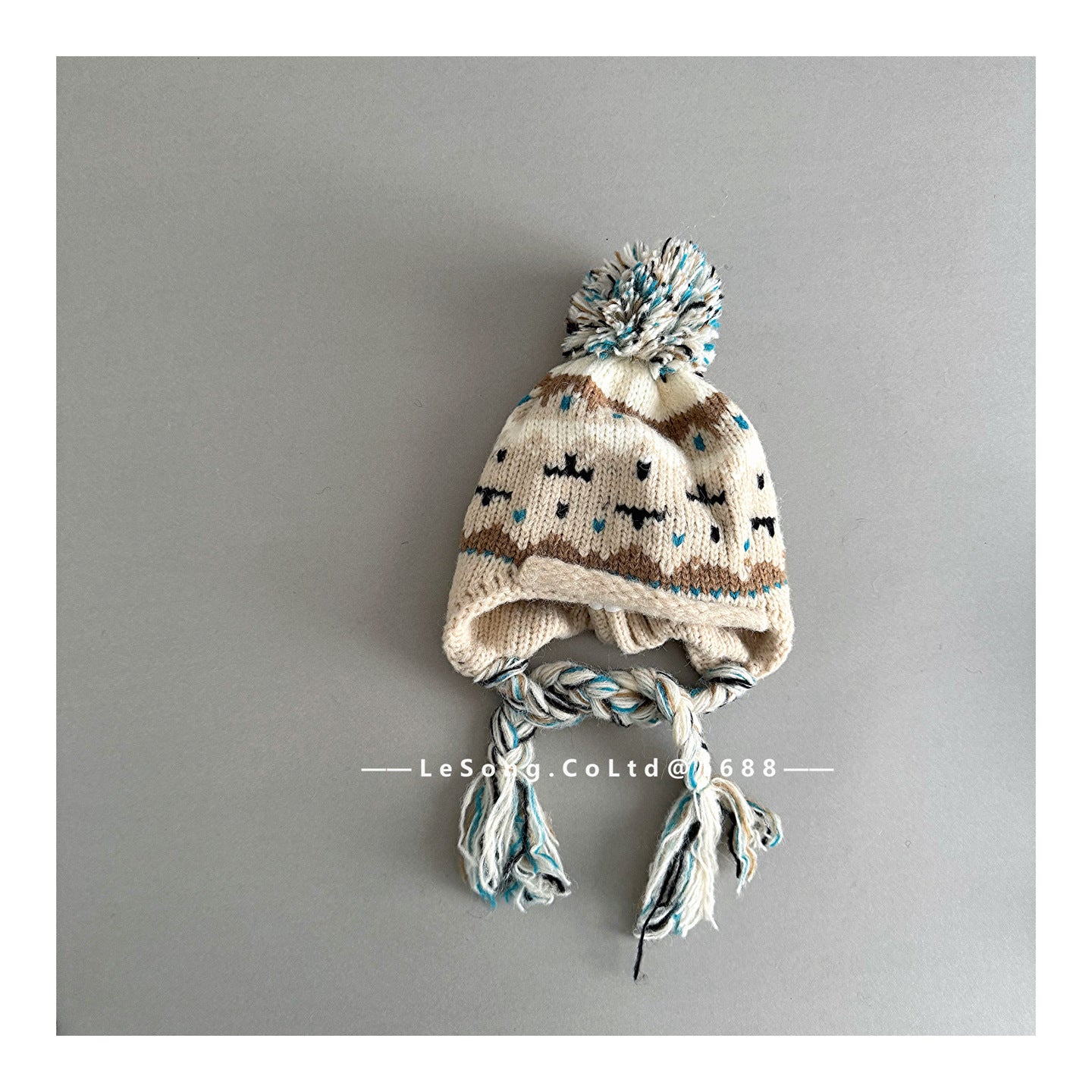 ベビー用帽子 Beige / One Size キッズ帽子 ジャカードニット ぽんぽん 耳当て付き 三つ編みコード【mh0011803】