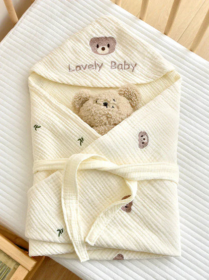 ベビーおくるみ　生成りキルティング、くま刺繍と小さな動物モチーフ