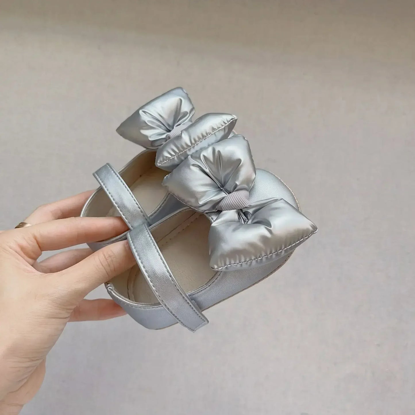 ベビー用靴 ベビーシューズ パフリボンストラップフラットバレエシューズ ファーストシューズ 靴【mh0007195】