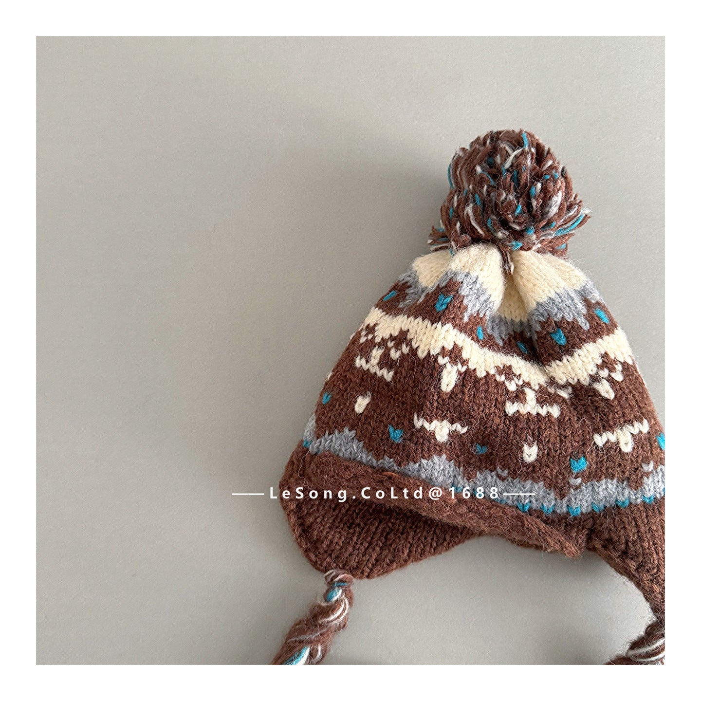 ベビー用帽子 キッズ帽子 ジャカードニット ぽんぽん 耳当て付き 三つ編みコード【mh0011803】