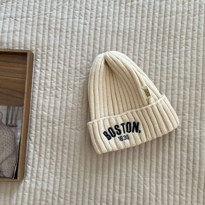 キッズ用ニット帽（オフホワイト）「BOSTON 1630」レターロゴ刺繍、リブ編み