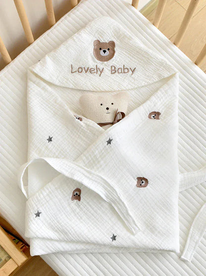 ベビーおくるみ　生成りキルティング、くまの顔と星のモチーフ刺繍