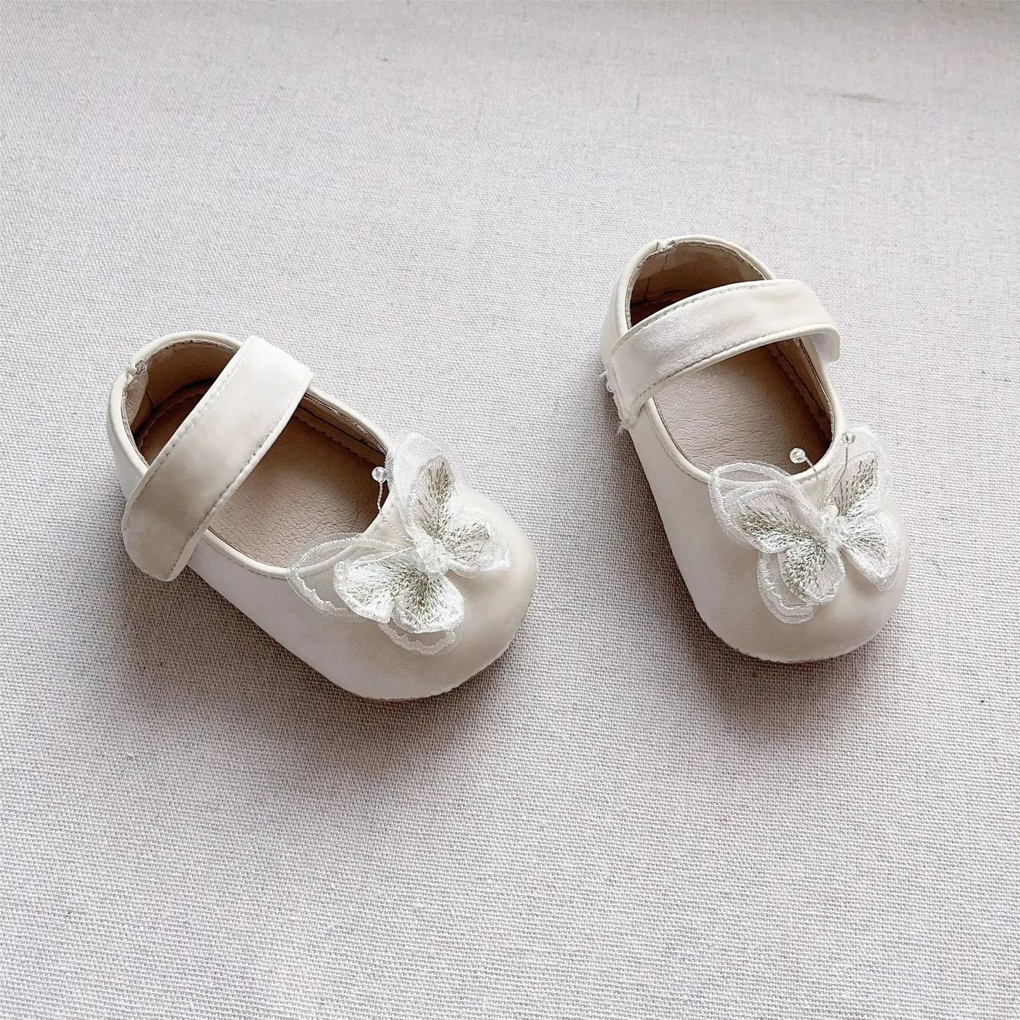 ベビー用靴 White / L inner 13cm ベビーシューズ ストラップバタフライバレエシューズ ファーストシューズ 靴【mh0007193】