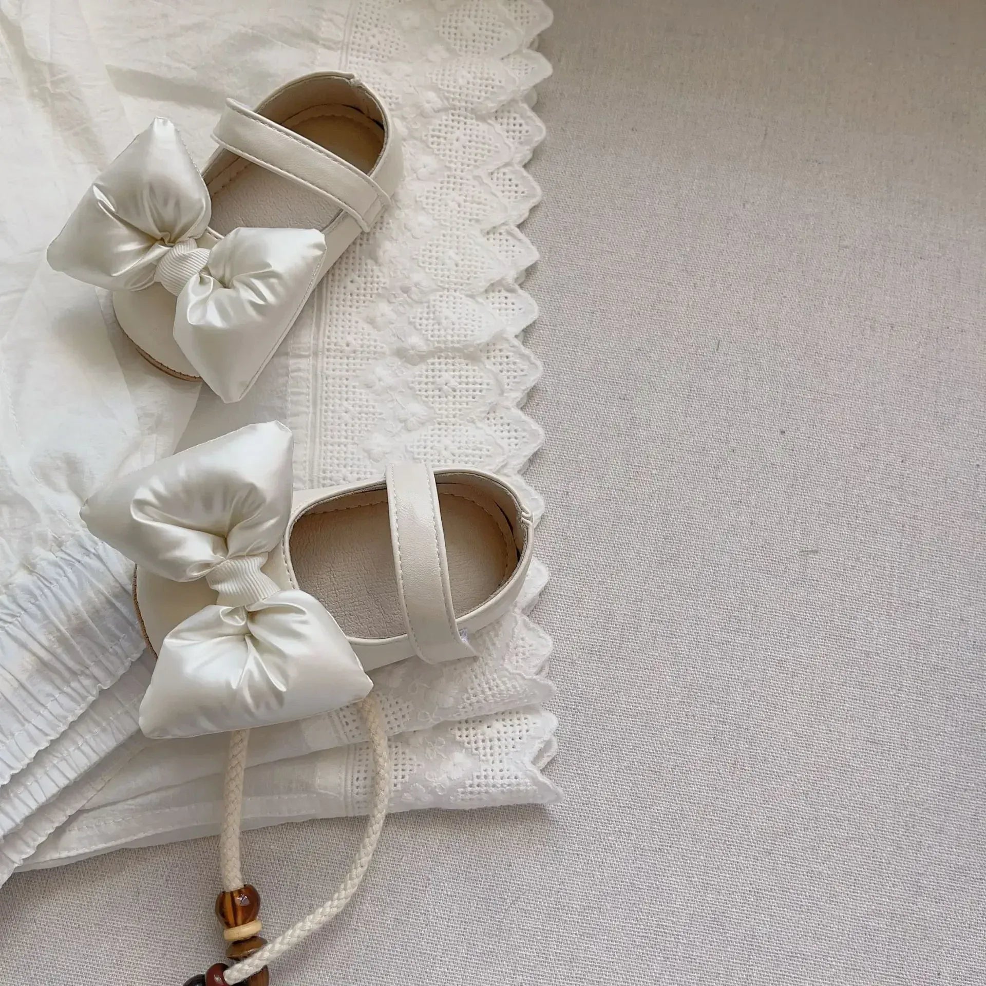 ベビー用靴 White / S inner 11cm ベビーシューズ パフリボンストラップフラットバレエシューズ ファーストシューズ 靴【mh0007195】