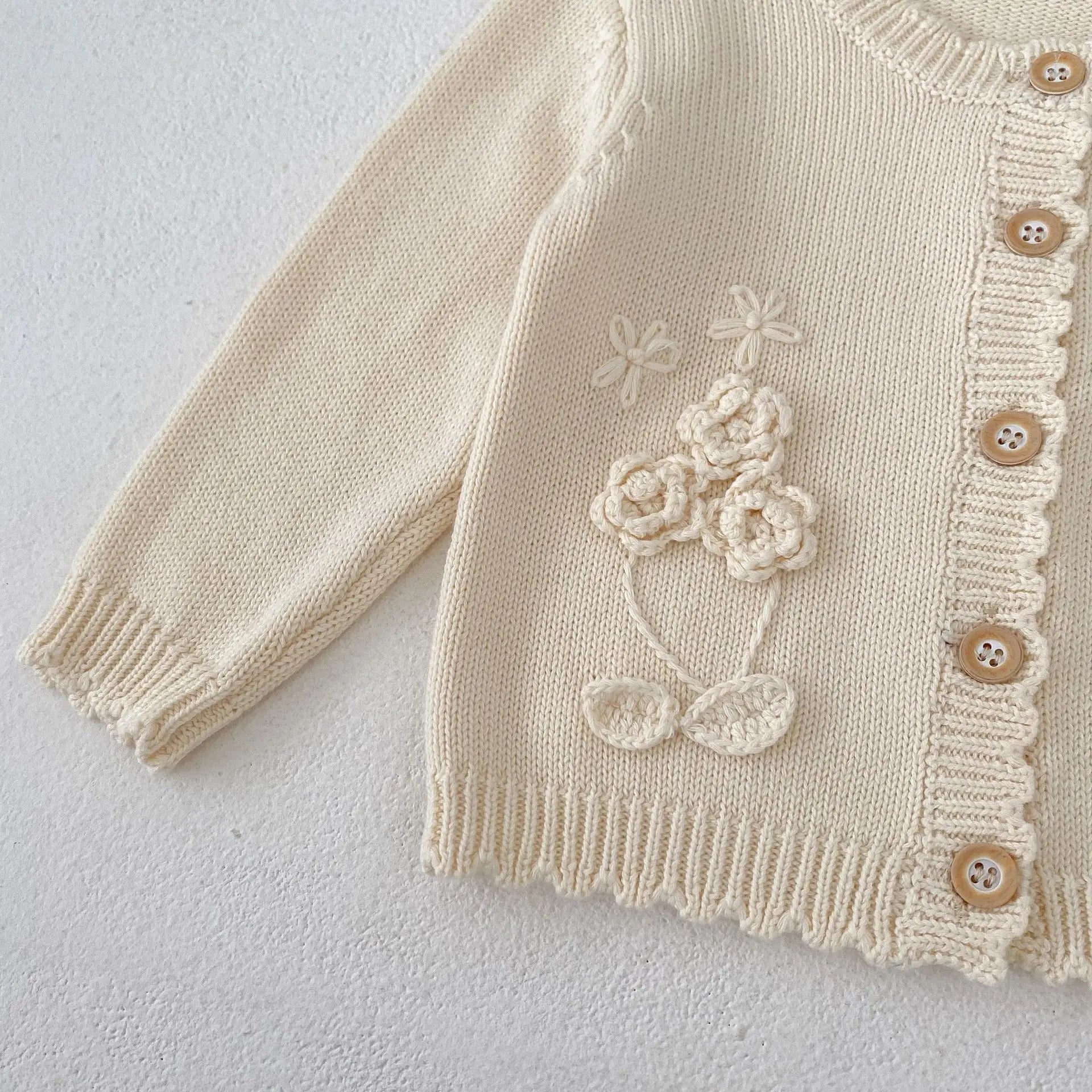 カーディガン・パーカー ベビーカーディガン ニットジャケット フラワーアップリケ アプリコットホワイト