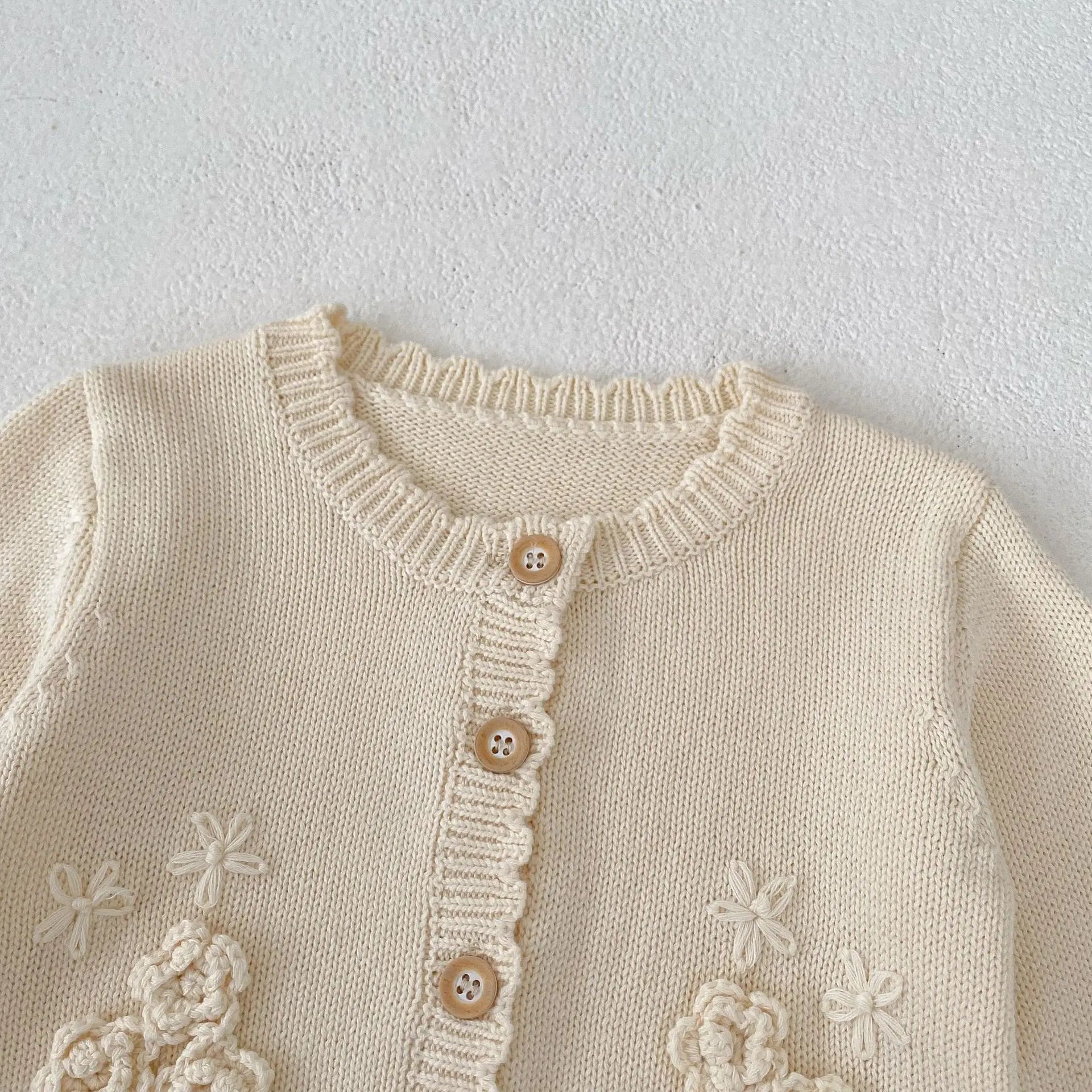 カーディガン・パーカー ベビーカーディガン ニットジャケット フラワーアップリケ アプリコットホワイト