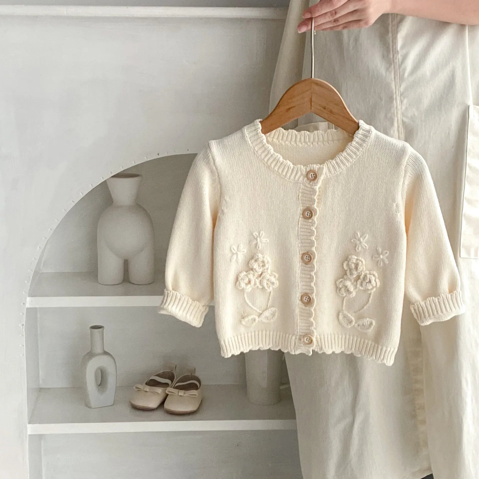 カーディガン・パーカー ベビーカーディガン ニットジャケット フラワーアップリケ アプリコットホワイト