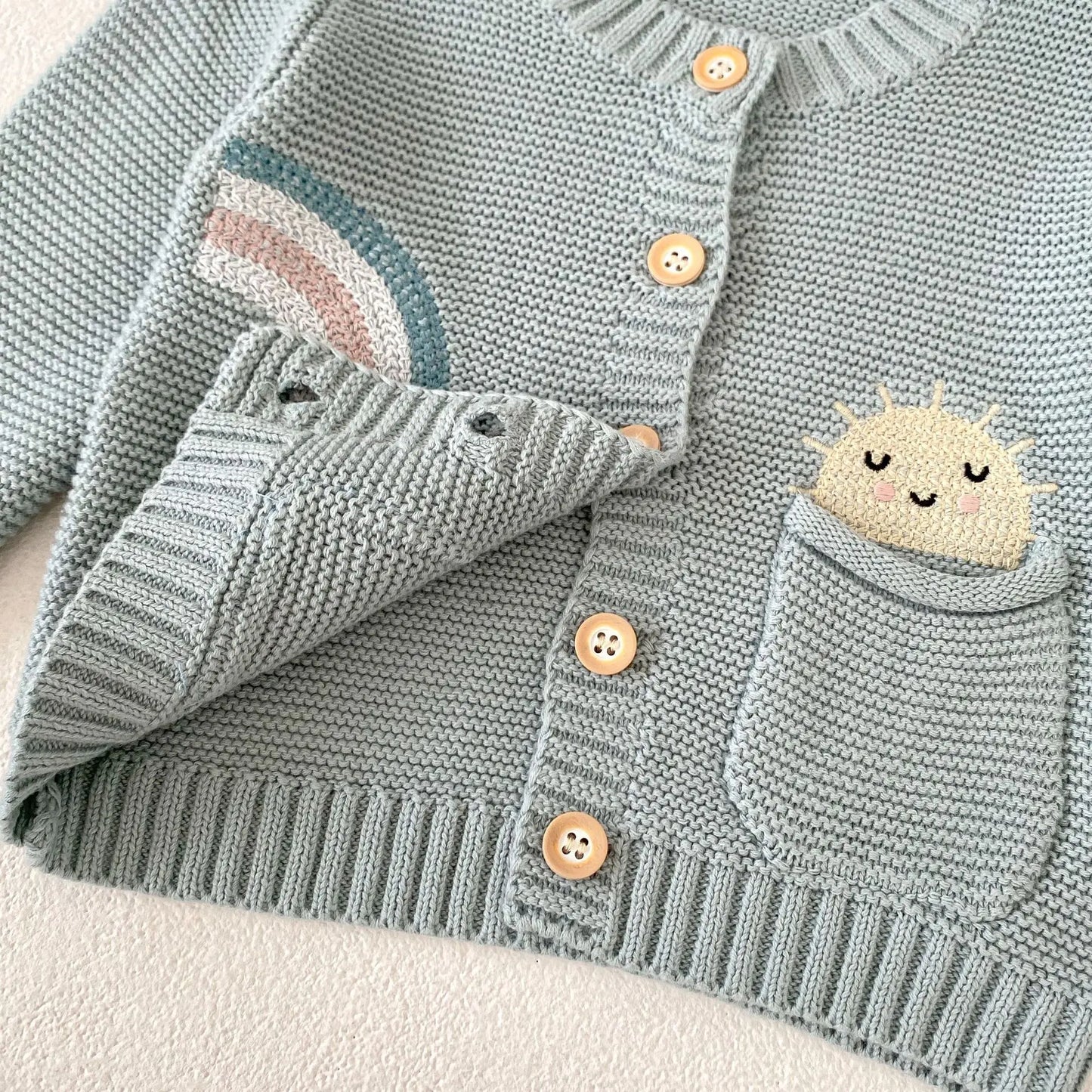 カーディガン・パーカー ベビーカーディガン ニットジャケット レインボー刺繍 ポケット ブルー