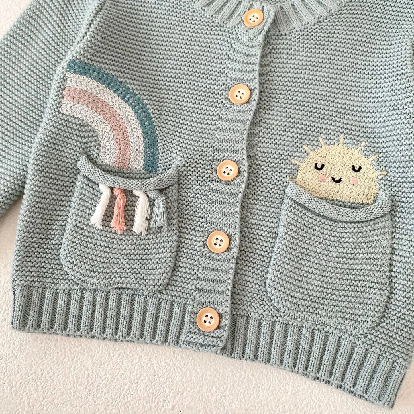カーディガン・パーカー ベビーカーディガン ニットジャケット レインボー刺繍 ポケット ブルー