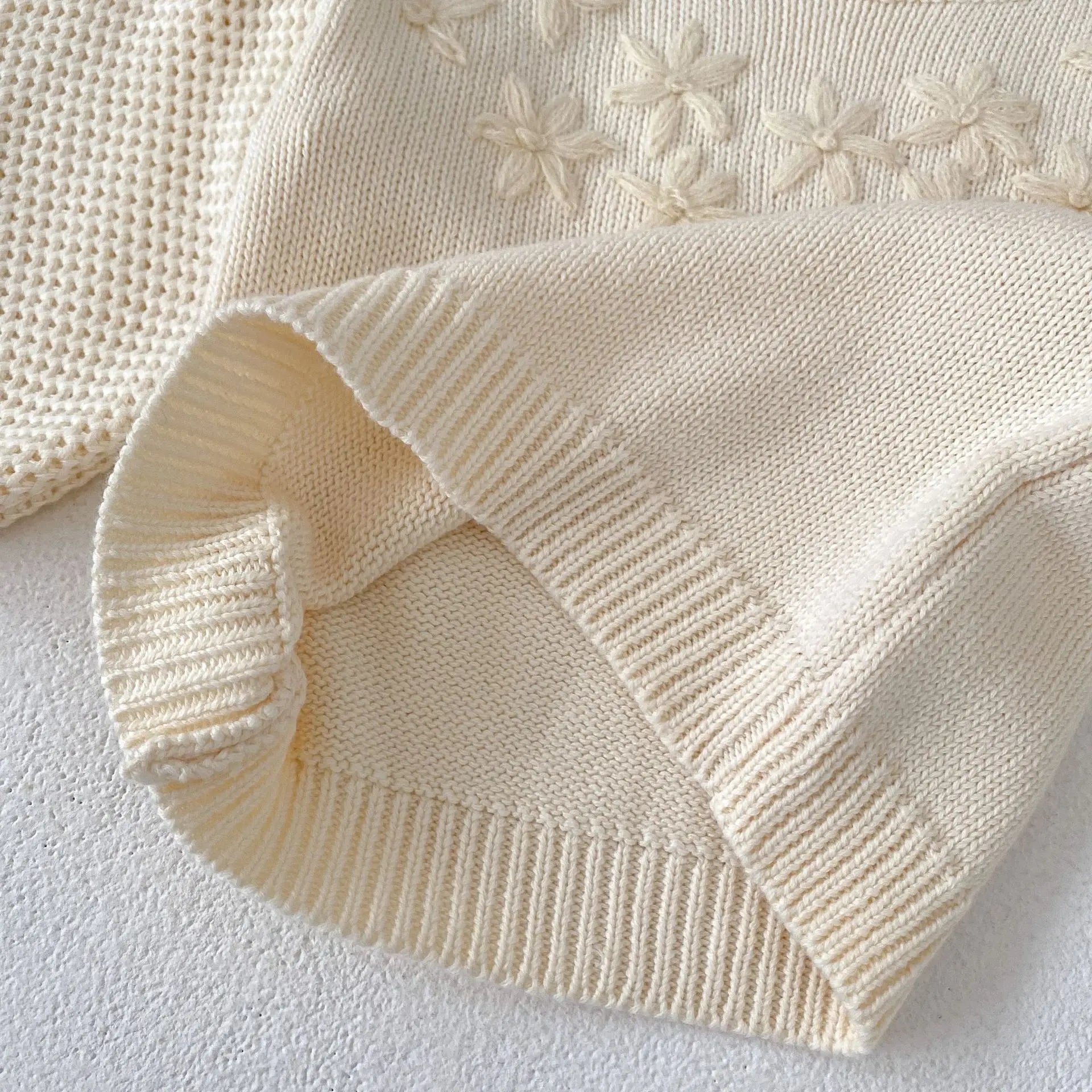 ニット・セーター ベビートップス ニット セーター フラワー刺繍 アプリコットホワイト