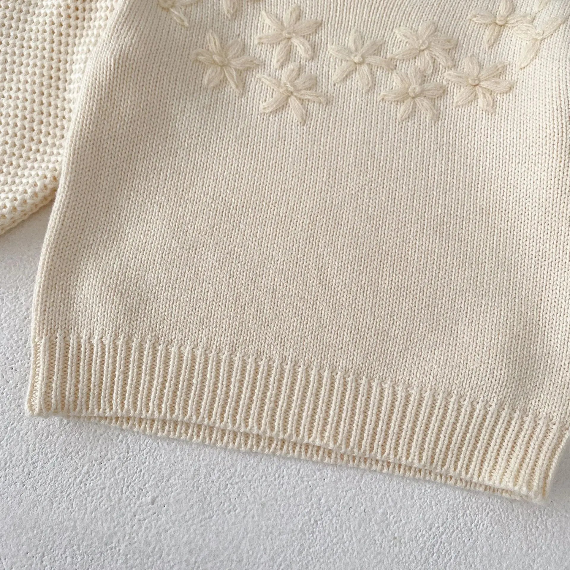 ニット・セーター ベビートップス ニット セーター フラワー刺繍 アプリコットホワイト