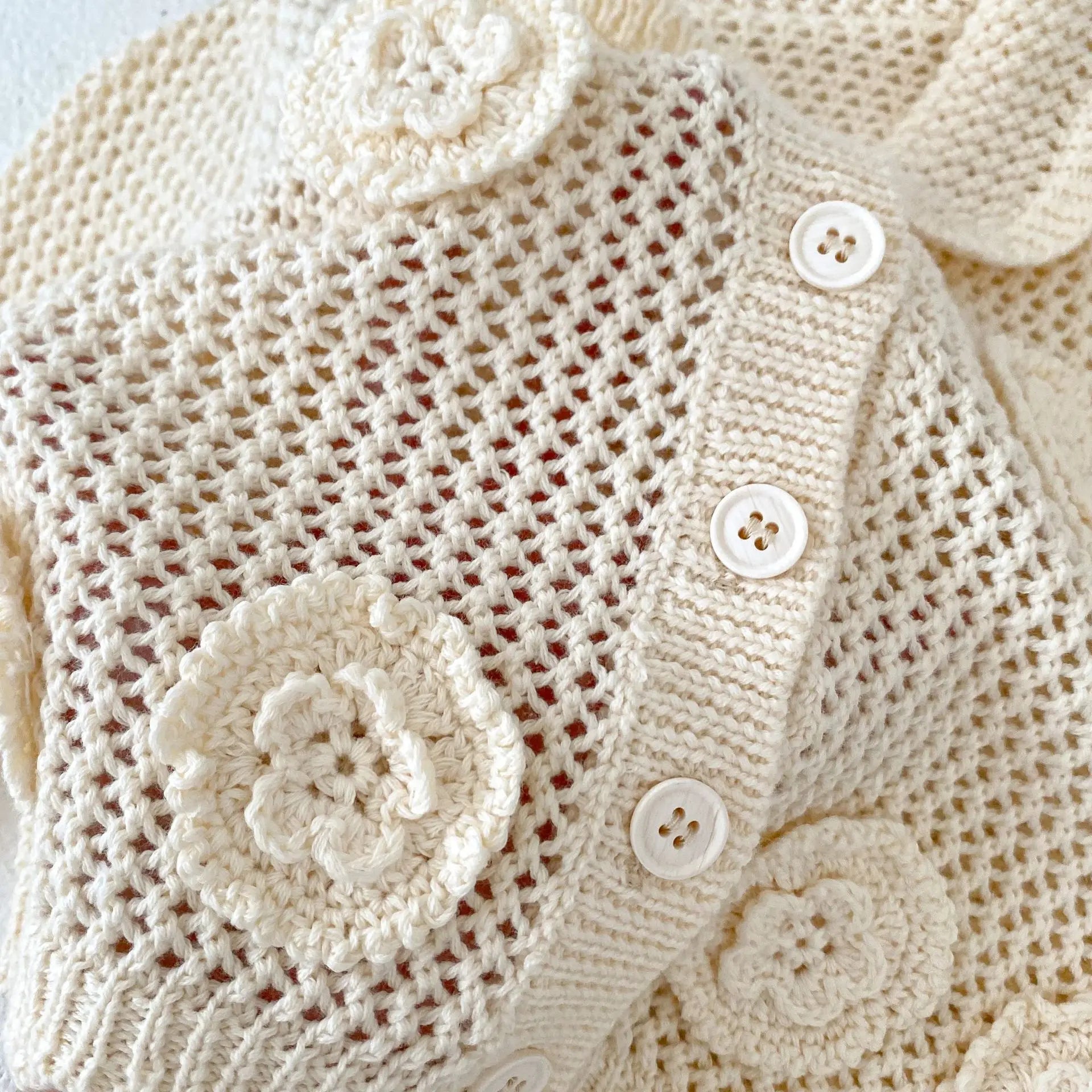 カーディガン・パーカー ベビーカーディガン レースニット 襟付きジャケット フラワー刺繍 アプリコットホワイト