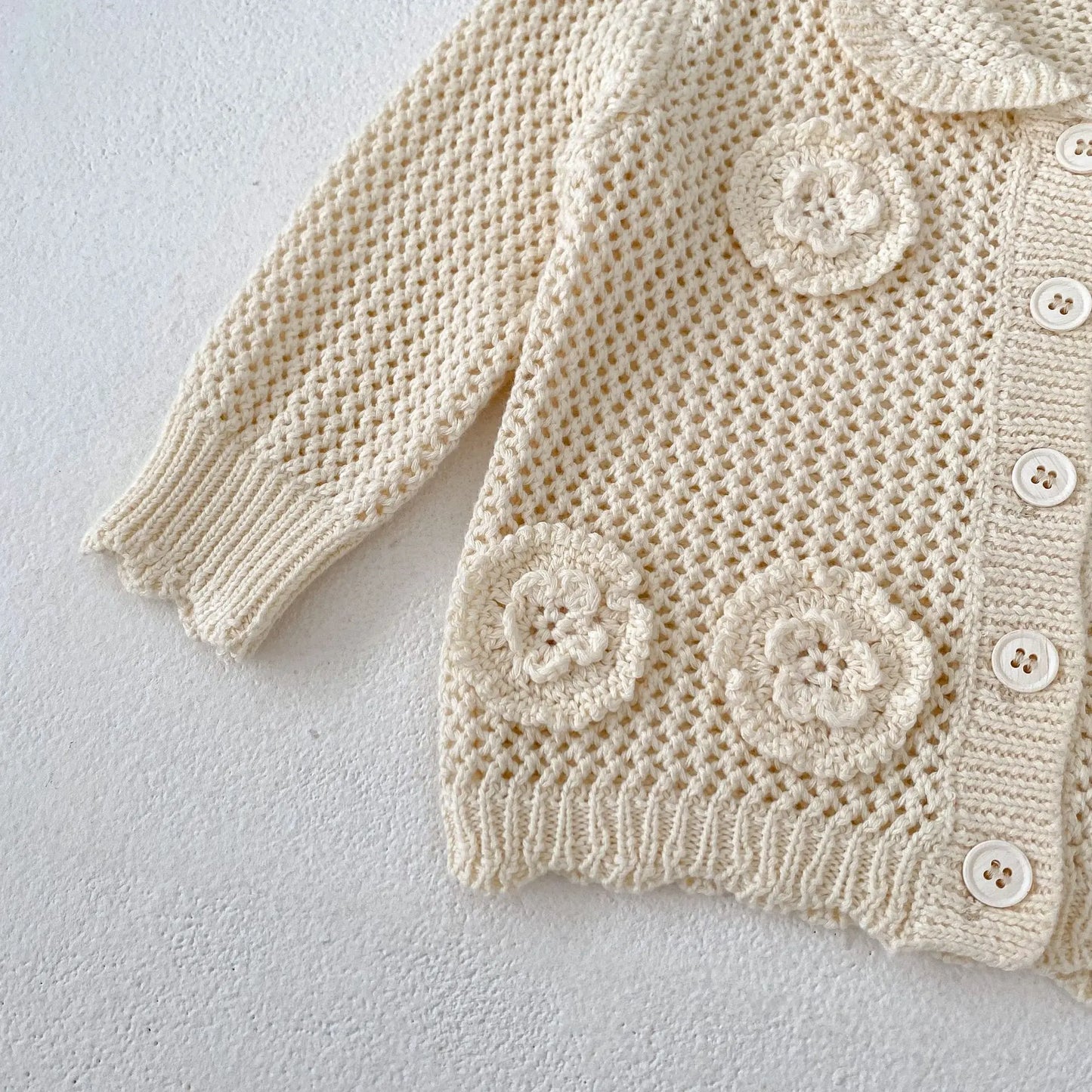 カーディガン・パーカー ベビーカーディガン レースニット 襟付きジャケット フラワー刺繍 アプリコットホワイト