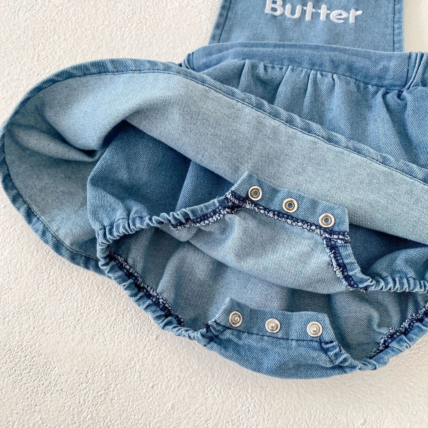 ノースリーブロンパース ベビーロンパース デニム サスペンダースカートボディスーツ レターロゴ刺繍