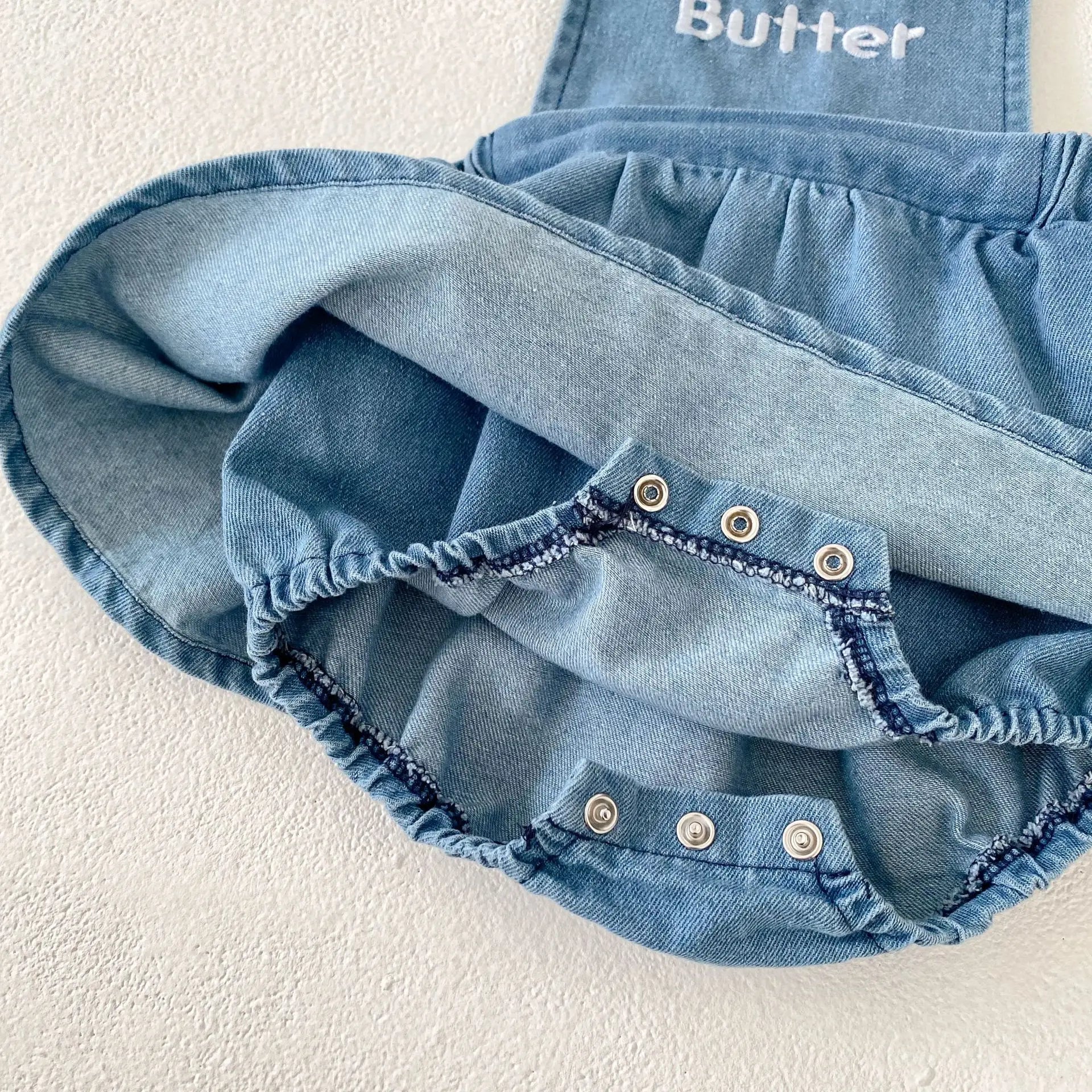 ノースリーブロンパース ベビーロンパース デニム サスペンダースカートボディスーツ レターロゴ刺繍