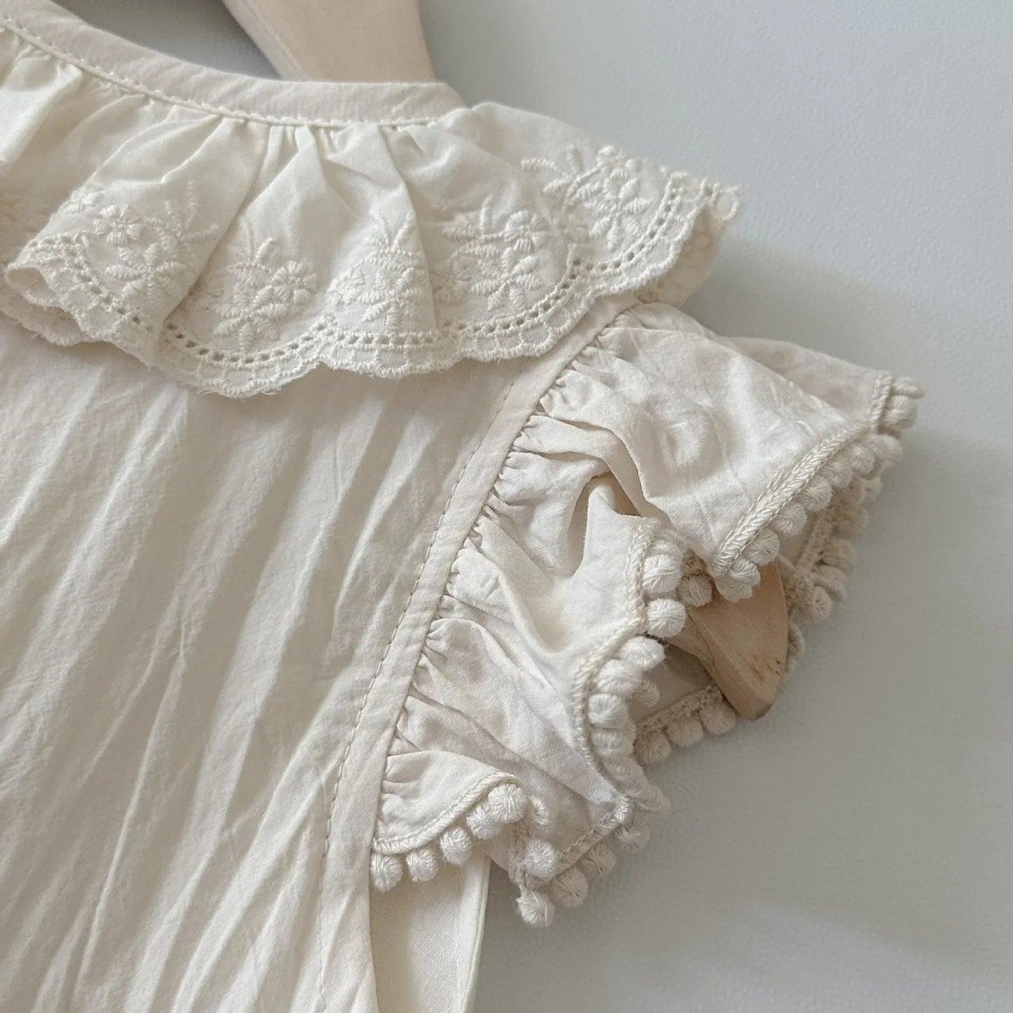 半袖ジャンプスーツ ベビージャンプスーツ レース刺繍フリル ロンパース