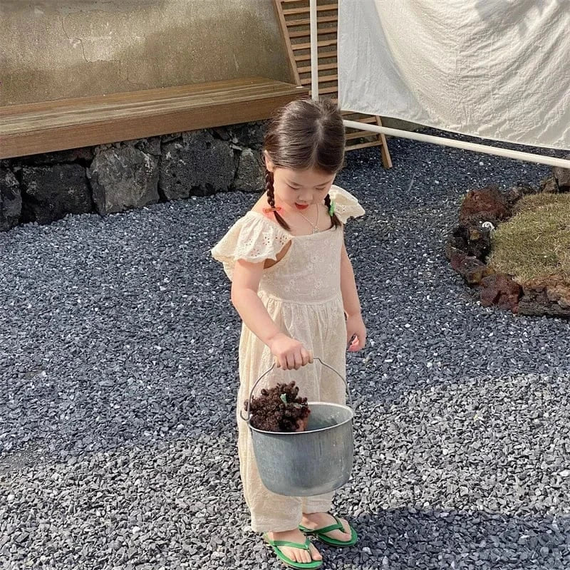 ノースリーブジャンプスーツ ☺︎ キッズジャンプスーツ フリルスリーブバックオープンサロペット つなぎ レース刺繍 ベージュ