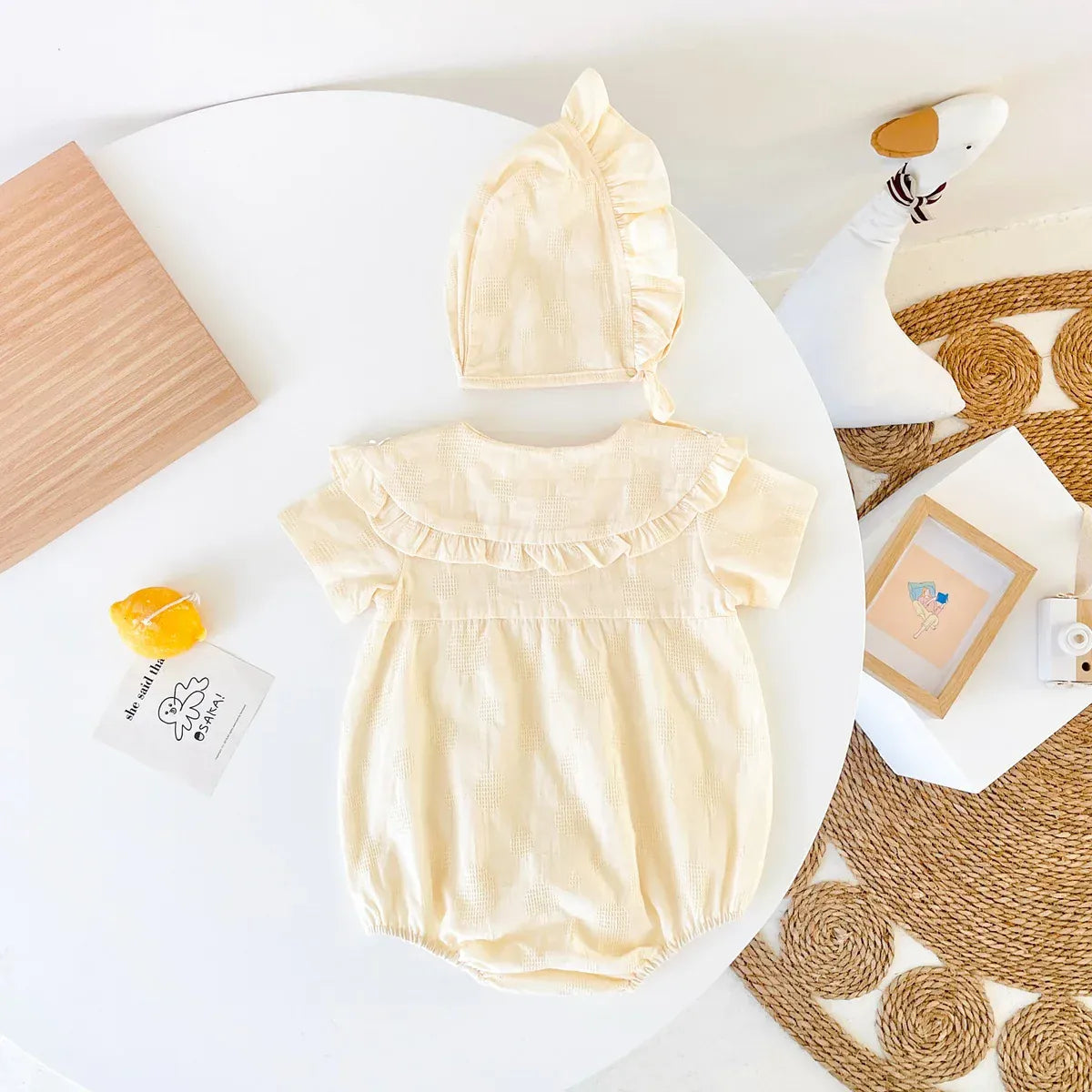 半袖ロンパース ☺︎ ベビーロンパース 半袖丸襟ボディスーツ デイジーフラワー ボンネット帽子セット