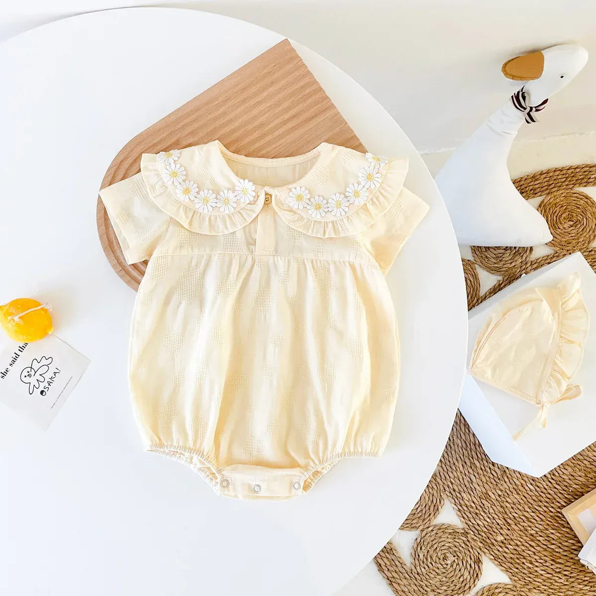 半袖ロンパース ☺︎ ベビーロンパース 半袖丸襟ボディスーツ デイジーフラワー ボンネット帽子セット
