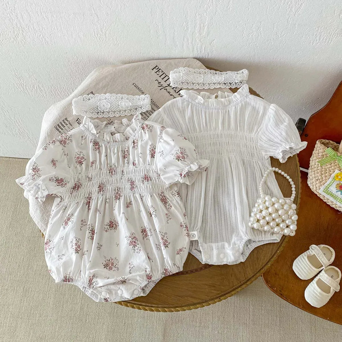 半袖ロンパース ベビーロンパース 半袖パフスリーブボディスーツ ヘアバンドセット ホワイト/フラワー花柄プリント