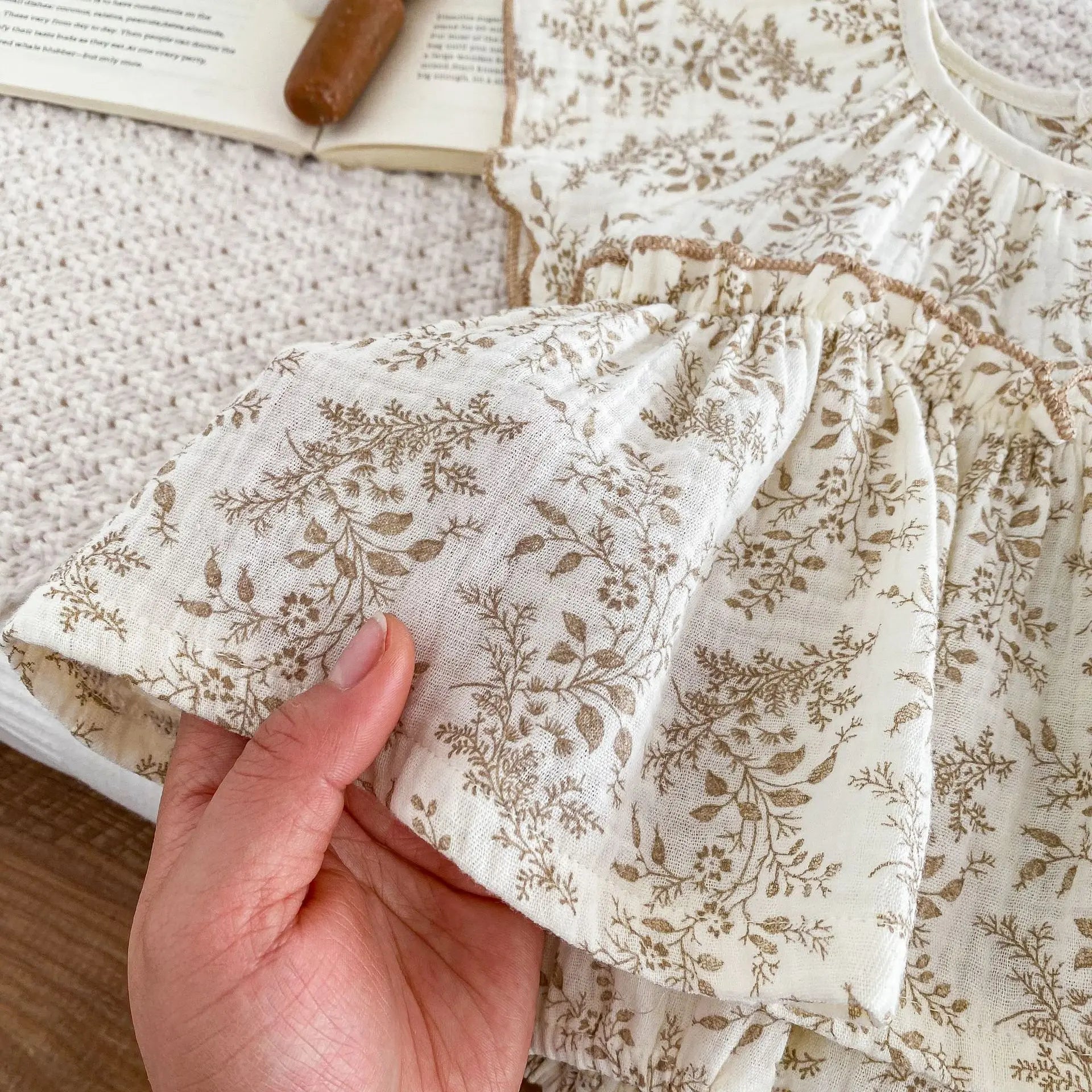 半袖ロンパース ベビーロンパース フライングスリーブスカートボディスーツ フラワー花柄プリント ベージュ