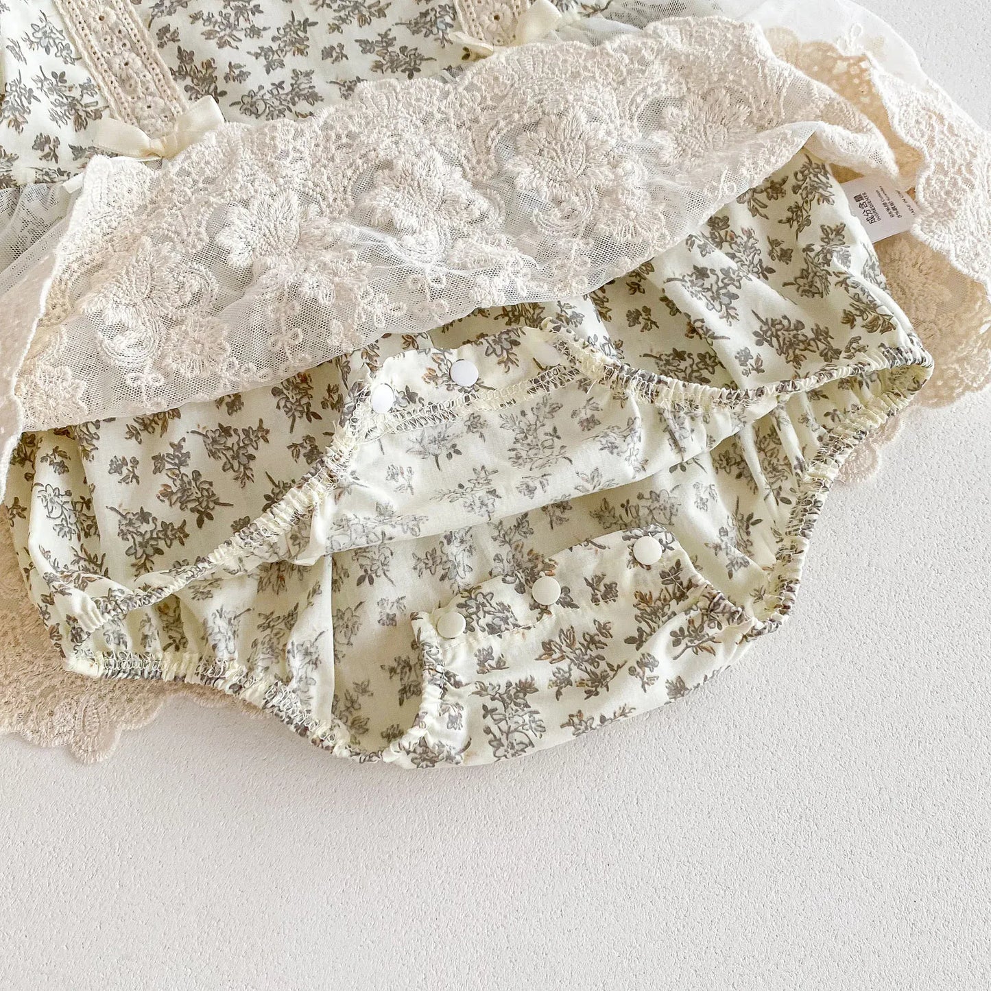 半袖ロンパース ベビーロンパース チュールレーススカートドッキング 半袖ボディスーツ ボンネット 帽子セット