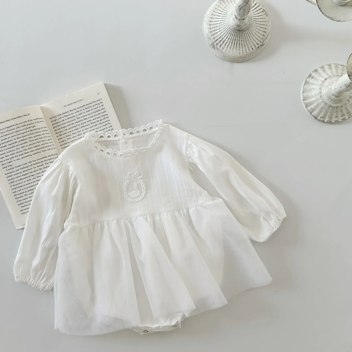 長袖ロンパース ベビーロンパース 長袖スカートボディスーツ レース スワンワンポイント ホワイト