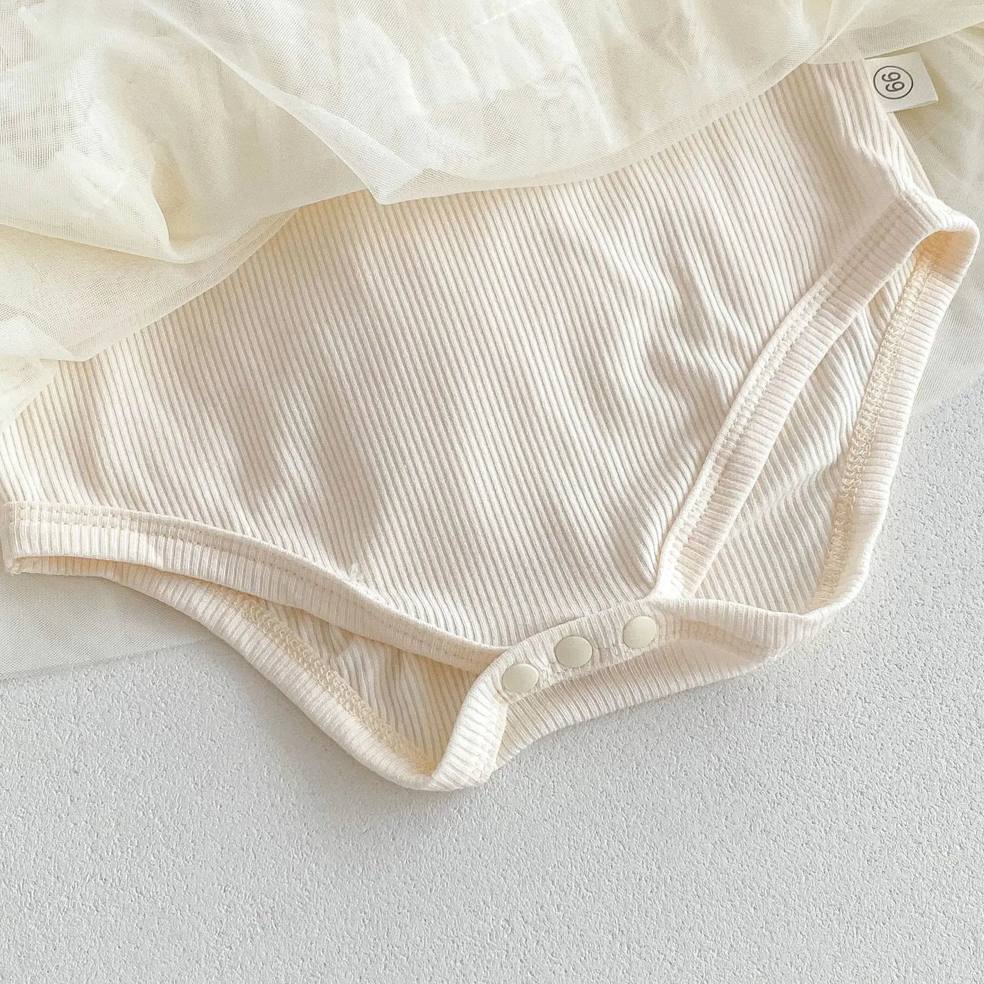 ノースリーブロンパース ベビーロンパース キャミソールボディスーツ ドッキングフリルスカート ハートアクセント