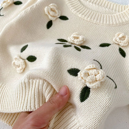 アイボリーのニット刺繍アップ、白いバラと葉の立体モチーフ