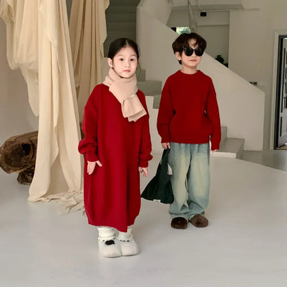 赤いキッズ用ニット長袖トップス、長め丈のゆったりシルエット