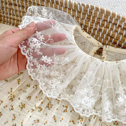 ベビーロンパース レースとチュールの花刺繍フリル、透け感のある襟元