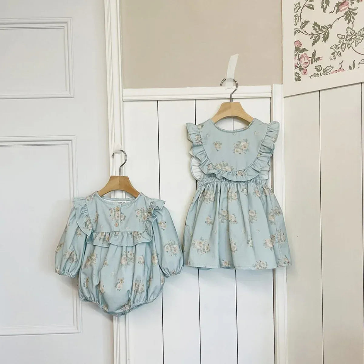 長袖ロンパース ベビーロンパース フラワープリントショルダーフリル長袖コーデュロイボディスーツ 2カラー